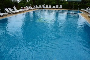 Piscine intérieure, piscine extérieure en saison