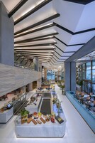 每日供应自助式早餐（每人 AED 160）