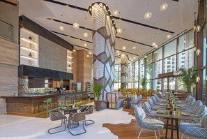 4 restaurants, serveren ontbijt, lunch, diner, internationale gerechten