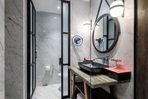 Andaz Family Studio | Badrum | Lyxtoalettartiklar, hårtork, badrock och tofflor