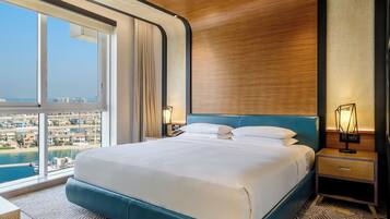 Een moderne hotelkamer met een groot bed, uitzicht op de stad en een houten plafond.