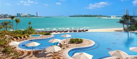 Piscine extérieure, cabanons gratuits, parasols de plage