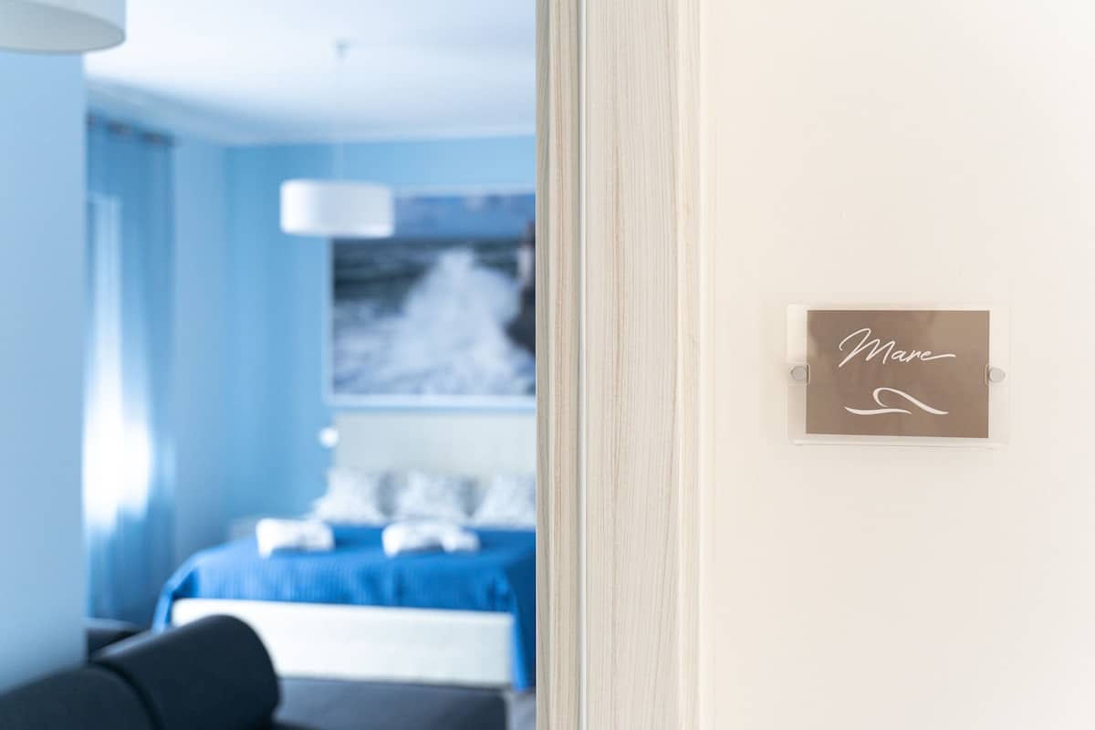 Habitación cuádruple, baño privado | Decoración personalizada, escritorio, wifi gratis y ropa de cama