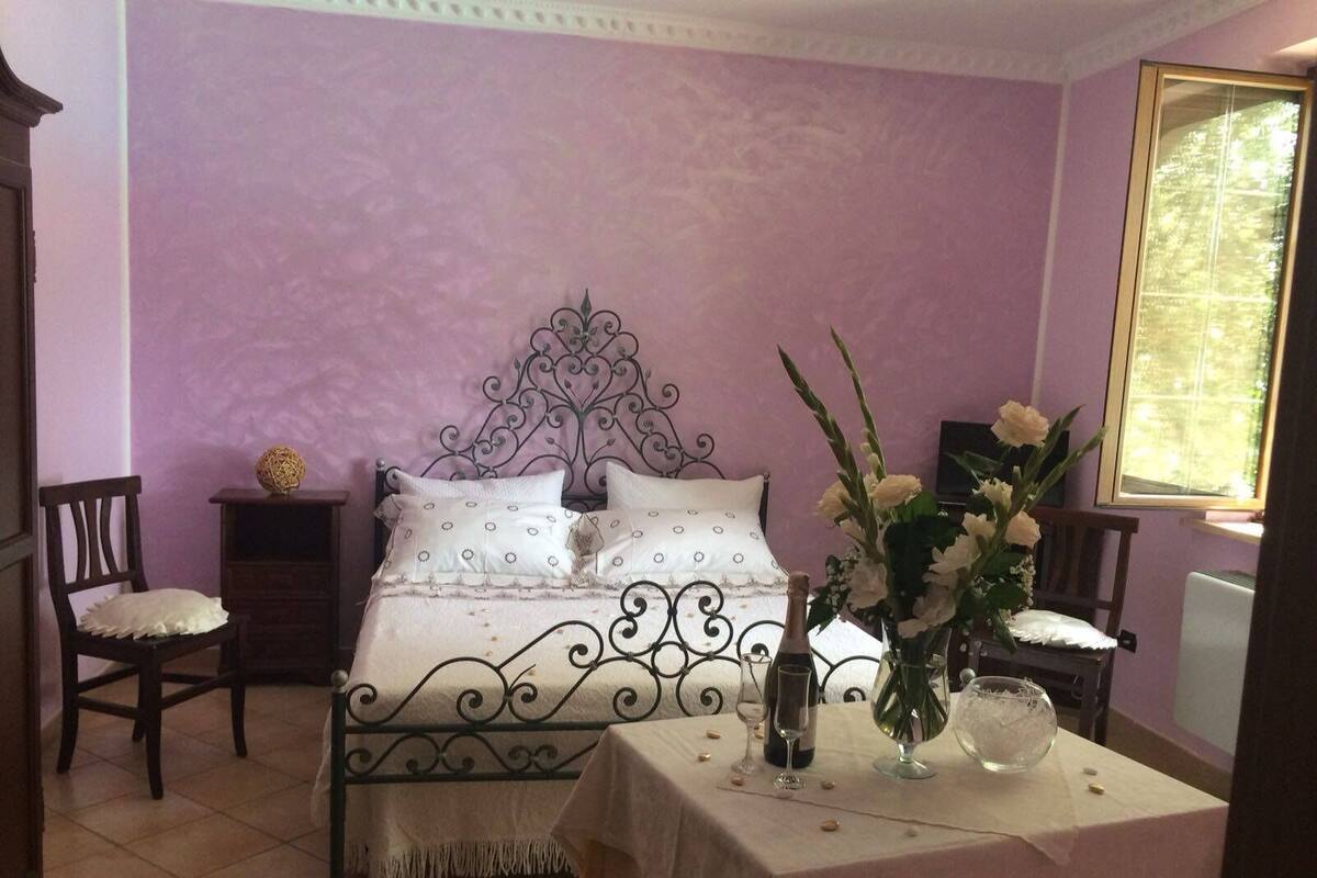 Habitación triple familiar | Escritorio, wifi gratis, ropa de cama y acceso para silla de ruedas