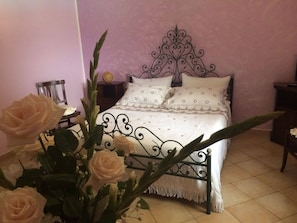 Habitación triple familiar | Escritorio, wifi gratis, ropa de cama y accesible en silla de ruedas