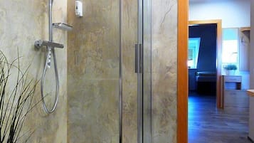 Apartment, Private Bathroom, Lake View (Balkonwohnung C) | Bathroom shower