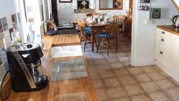 House, 3 Bedrooms | Private kitchen | Full-sized fridge, microwave, oven, stovetop