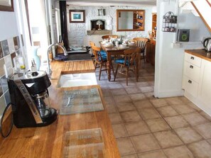 Casa, 3 habitaciones | Cocina privada | Refrigerador con congelador, microondas, horno y parrilla de estufa 