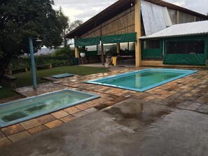3 albercas al aire libre