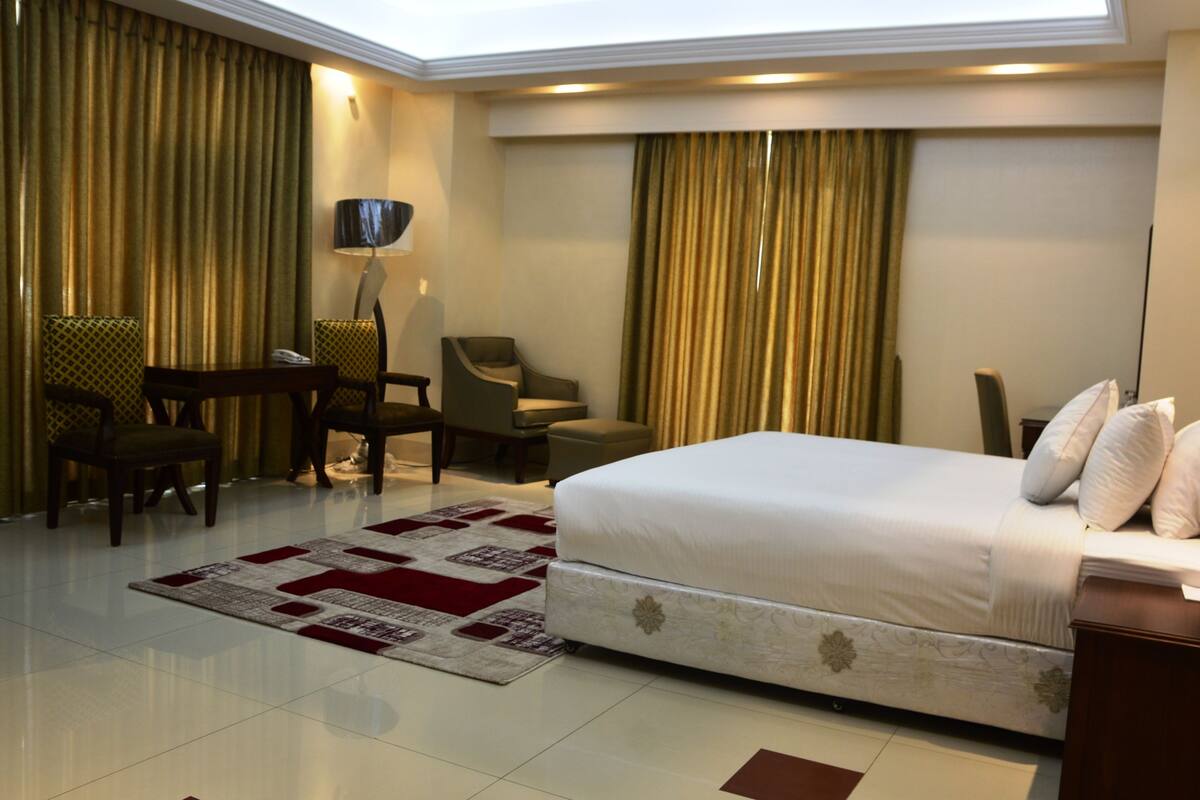 Premium Room | Minibar, desk, soundproofing, iron/ironing board