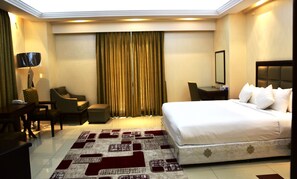 Minibar, individually decorated, individually furnished, desk - The Royal Paradise (Dhaka)