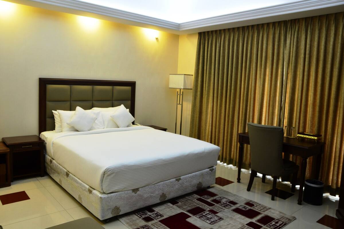Deluxe Room | Minibar, desk, soundproofing, iron/ironing board