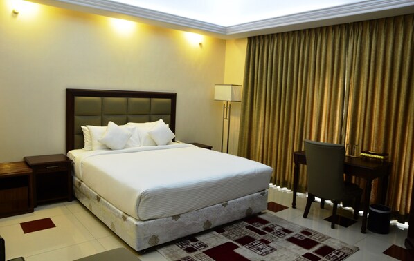 Deluxe-huone | Minibaari, yksilöllisesti sisustettu, yksilöllisesti kalustettu