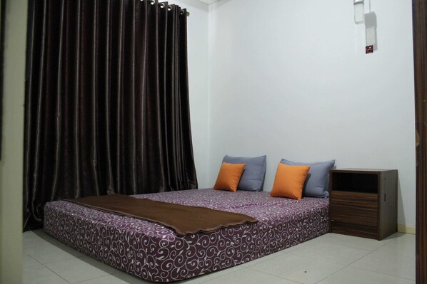 1 bedroom, desk, iron/ironing board - Apartemen Dengan Facilitas Bintang 4 (Jakarta pusat)