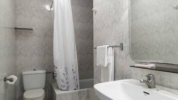 Twin Room | Deep-soaking bathtub