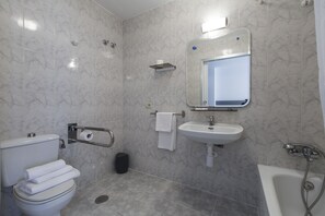 Habitació amb dos llits individuals, accessible | Bany | Assecador de cabells, tovalloles, sabó i xampú 