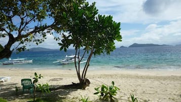 Pantai persendirian berhampiran, pasir putih, bola tampar pantai 