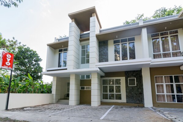 Front of property - Hotel O Travel-inn (Pogung Lor)