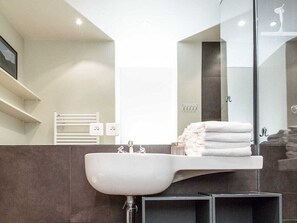 Hair dryer, towels, shampoo, toilet paper