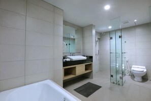Suíte, 1 quarto | Banheiro | Produtos de toalete grátis, secador de cabelo, chinelos, bidê