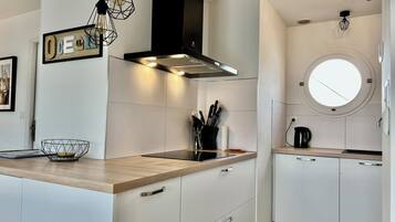 冷蔵庫、電子レンジ、オーブン、コンロ