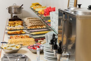 Café da manhã com buffet grátis todos os dias