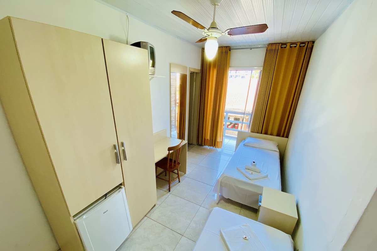 Economy eenpersoonskamer | Een minibar, gratis wifi, beddengoed