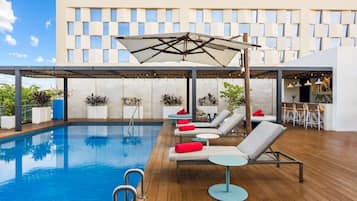 Piscina all'aperto, con ingresso dalle 09:00 alle 21:00, lettini