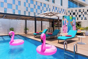 Piscine extérieure, accès possible de 9 h à 21 h, chaises longues
