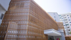 A modern building with a bamboo facade and a white entrance. - Simply Fine Hotel Alize - Adults Only (Alanya)