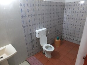 Shower, free toiletries, towels - Jungle Valley Resort (Vythiri)