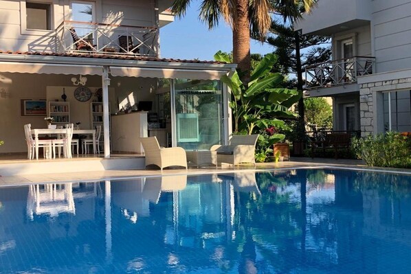 Una piscina al aire libre