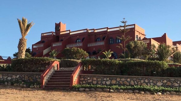 Vista frontal de la propiedad