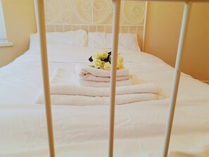 2 soverom, sengetøy av topp kvalitet, lydisolert og strykejern/-brett