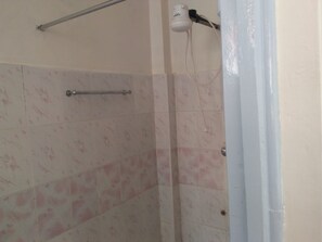 Standard Single Room | Bathroom shower - Mt Kenya Safari Halt Hotel (Chaka)