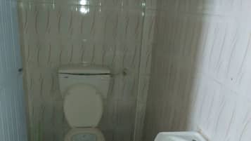 Standard Twin Room | Bathroom