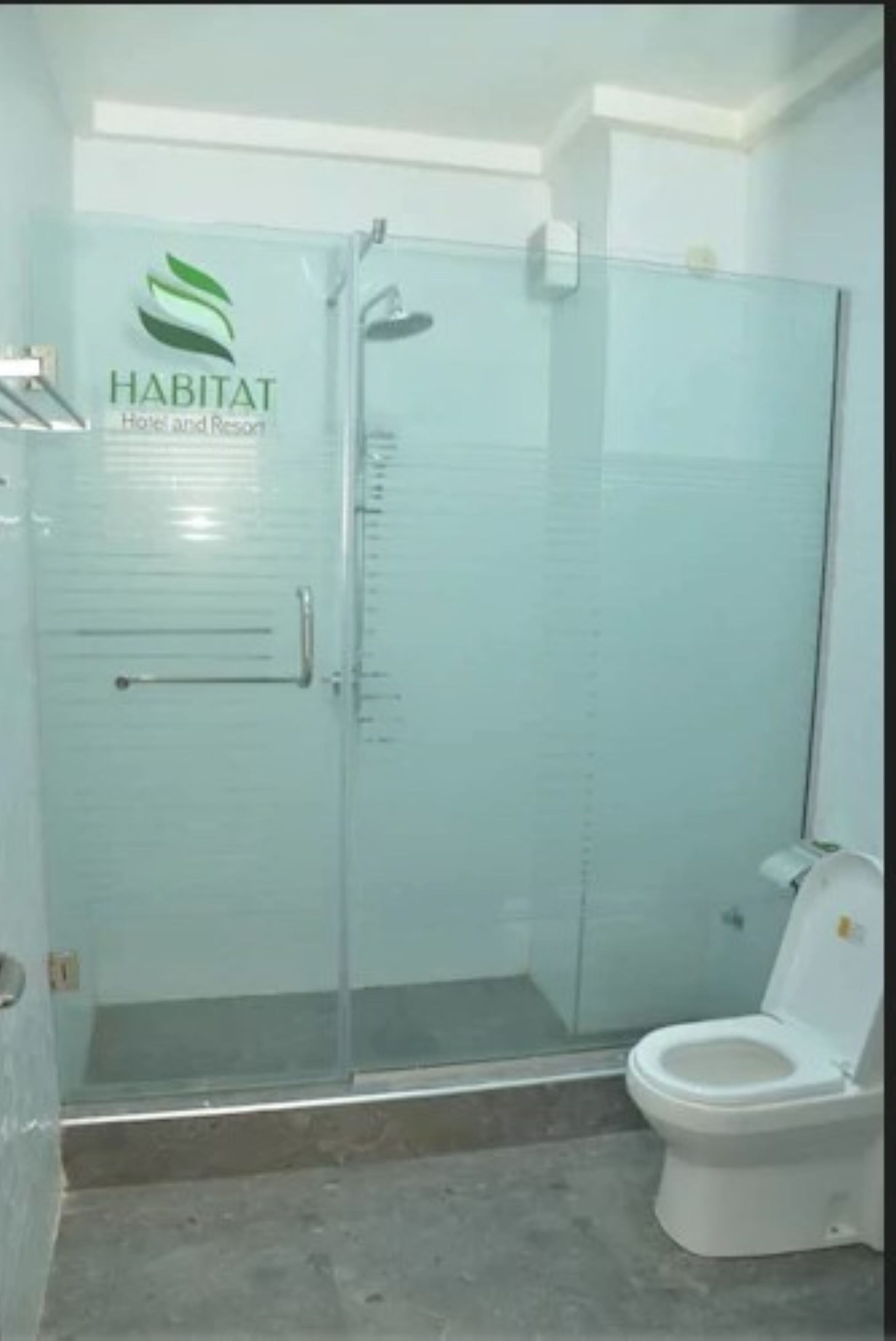 Een douche, gratis toiletartikelen, handdoeken