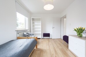 Departamento Deluxe (Stockholm) | Decoración personalizada y espacio para trabajar con laptop 