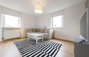 Comfort Apartment, Kitchen, City View | Living room | Flat-screen TV - Hej- Apartments (Bayreuth)