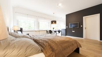 Design Studio, 1 Queen Bed, Kitchen, Garden View