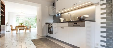 Großer Kühlschrank, Ofen, Herdplatte, Geschirrspüler