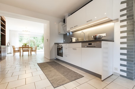 Refrigerador con freezer, horno, placa de cocina, lavavajillas