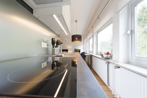 Estudio (Helsingborg) | Cocina privada | Frigorífico grande, horno, placa de cocina y lavavajillas