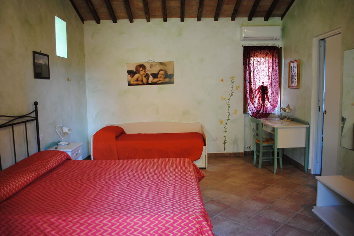 Habitación cuádruple | Escritorio, decoración individual, mobiliario individual y ropa de cama