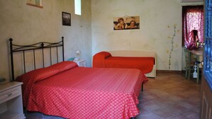 Escritorio, decoración personalizada, muebles diferentes y ropa de cama 
