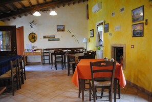 Tägliches inbegriffenes kontinentales Frühstück