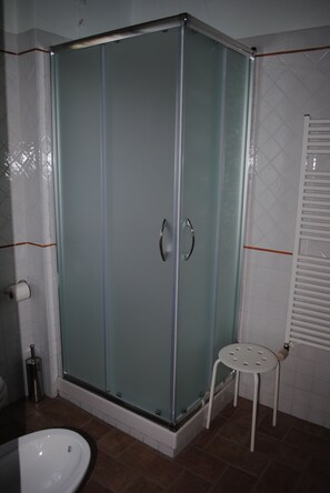 Habitación cuádruple | Ducha del cuarto de baño