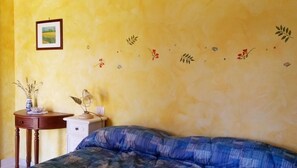 Doppel- oder Zweibettzimmer | Individuell dekoriert, individuell eingerichtet, Schreibtisch