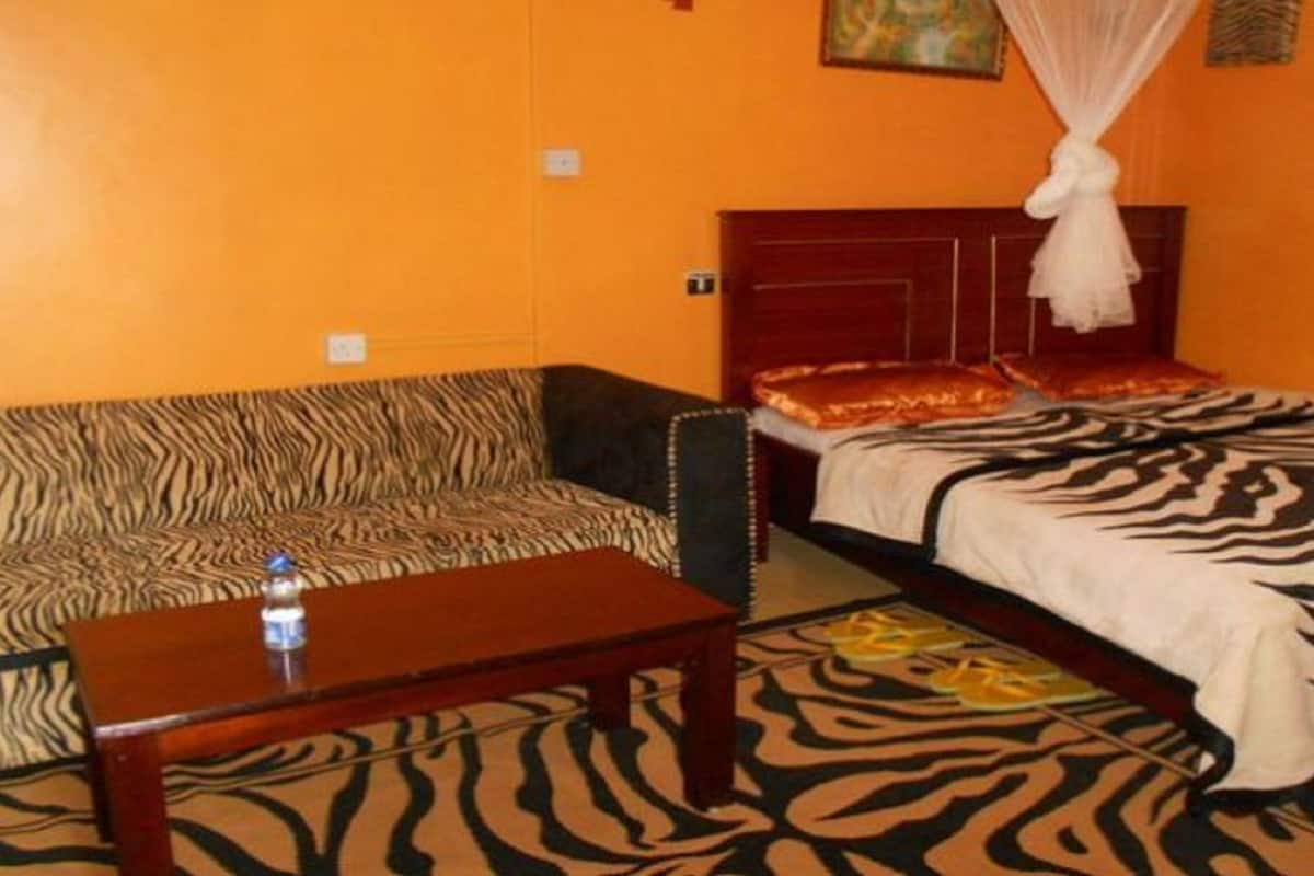 Tabla de planchar con plancha, wifi gratis y ropa de cama