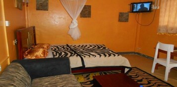 Tabla de planchar con plancha, wifi gratis y ropa de cama 